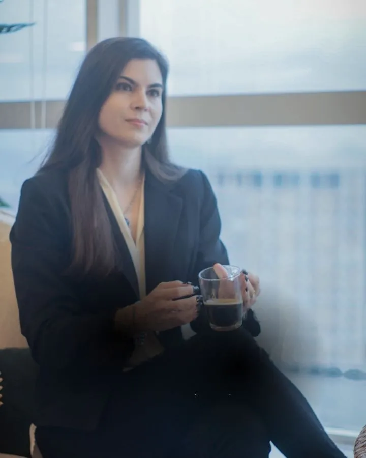 Dra. Beatriz Ribas em momento de descontração, perto de uma janela